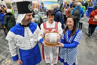 Die Lust aufs Reisen ist zurück - Marcus Hoffmann als Blaufärbewerker sowie Angelika Uhlmann und Susann Küchler machten am Stand des Erzgebirges Lust auf Entdeckungen in der Region und luden ein zum Tag der Sachsen Anfang September in Aue-Bad Schlema.
