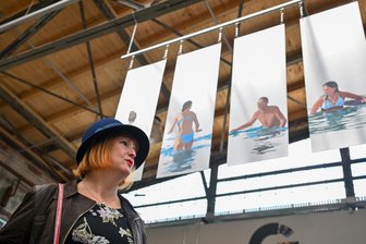 Die machen Wellen: Künstler wollen Kulturhauptstadt näher an Düsseldorf rücken - Passend zum Ausstellungstitel „Stadt am Fluss – Stadt im Fluss“ im Chemnitzer Garagen-Campus hat Katharina von Koschembahr aus Düsseldorf Badende gemalt. Auf der Rückseite der Bilder sind abstrakte Flusslandschaften zu sehen.