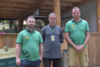Die Macher des Oelsnitzer Siedlerfestes: Mit junger Kraft lebt eine alte Tradition wieder auf - Die Mitglieder des Siedlervereins Roberto Ott, René Tempel und Rico Lesch (von links) gehörten zu den Organisatoren des Festes. Das Foto zeigt sie vor der in Eigenleistung errichteten Grillhütte.