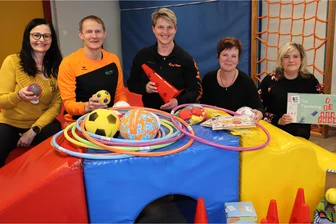 Die Macher vom Schwarzenberger Fitnessstudio „Reef Paloo“ bringen kleine Leute aus dem Erzgebirge in Bewegung - Olaf Kretschmer (2. v. l.) und Doreen Schuster (M.) übergaben Spiel- und Sportgeräte an die Einrichtungen.