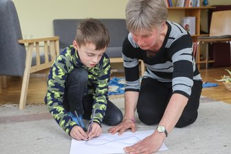Die Macht der Acht oder: Mit Kinesiologie gegen Schulprobleme - Der siebenjährige Adrian übt mit Kinesiologin Anja Planken eine liegende Acht.
