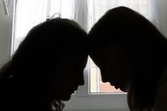 Die Mädchen und das Monster - Nini und Jessy. Sie wurden von T. missbraucht. Jessy ist heute 15 und macht sich Vorwürfe: Sie war vor ihrer Schwester dran, und hätte sie nicht solchen Schiss gehabt, wäre Nini vielleicht gar nicht dran gewesen.