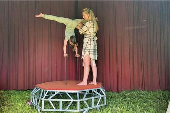 Die Mädchen vom Zirkus Buch: Ein paar Wochen im Jahr sind sie Erzgebirger - Nach der Schule wartet das Zirkustraining. Leticia Lourdes übt mit ihrer Mutter Joena den Handstand auf Stäben. Bevor sie mit dieser Nummer in der Manege auftritt, vergeht vermutlich noch ein Jahr. 