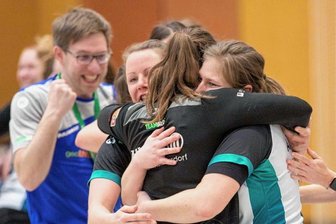 "Die Mädels haben es gerissen" - Gemeinsam ins Finale: Die Weißenbornerinnen Lisa Richter (l.) und Luisa Groß (r.) nehmen Sophie Zeller - die nach 36Minuten das Spielfeld verlassen musste - in die Arme. Ihr Trainer David Dehn jubelt mit.