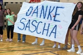 "Die Mädels machen mich stolz" - Mit einem Dankeschön-Plakat und einem Heimsieg haben sich Schneebergs Sachsenliga-Handballerinnen von Trainer Sascha Thieme verabschiedet.