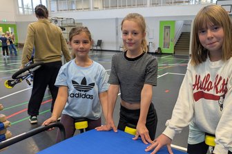 Die Manege ruft: „Zirkus der Generationen“ verwandelt Turnhalle in Halsbrücke - Zikrusprojekt in Halsbrücke: Mia, Lena und Martha (v. l.) sind beim Einrad dabei.