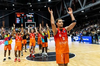 Die Mannschaft war der Star: Einzelkritik zum Sieg der Niners Chemnitz gegen Frankfurt - Zum zweiten Mal in Folge konnten die Niners in der eigenen Halle mit ihren Fans jubeln. Dass Nicholas Tischler das in erster Reihe tun durfte, ist kein Zufall. Er lieferte ein gutes Spiel ab.
