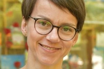 Die Maske fällt: Gemischte Gefühle bei Händlern und Kunden - "Wir sind froh, den ganzen Tag keine Maske mehr tragen zu müssen. Wir haben aber auch ein wenig Bedenken, dass sich eine neue Ansteckungswelle ausbreitet", sagte etwa Anne Münzner, Inhaberin der Akademischen Buchhandlung.