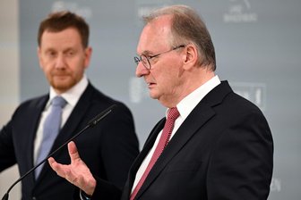 „Die Mauer muss weg“: Warum der Wahlausgang in Sachsen-Anhalt auch für Sachsens CDU von immenser Bedeutung ist - Ein gewohntes Motiv der vergangenen acht Jahre: Sachsens Ministerpräsident Michael Kretschmer (links) gemeinsam mit seinem Amtskollegen aus Sachsen-Anhalt, Reiner Haseloff (beide CDU).