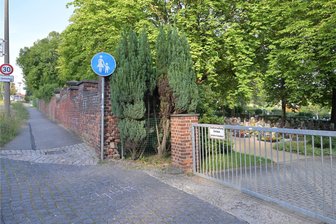 Die Mauer muss weg: Was als Ersatz für die Einhegung des Friedhofs in Zwickau-Eckersbach geplant ist - Auch wenn es viele Besucher bedauern: Die Tage der Friedhofsmauer an der Paul-Fleming-Straße in Eckersbach sind gezählt.