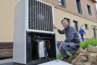 "Die meisten Gebäude für Wärmepumpen geeignet": Was wirklich für Wärmepumpen nötig ist - Wärmepumpeninstallateur Christian Boden vor seiner eigenen Wärmepumpe in Glauchau. Foto: Andreas Kretschel