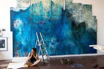 Die Meisterschülerin von Neo Rauch - Neo-Rauch-Meisterschülerin Mandy Kunze in ihrem Leipziger Atelier vor ihrem Monumentalgemälde Welle.