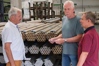 Die Melodie des Metalls: Sächsisches Metallwerk produziert in Freiberg Glocken mit historischem Klang - Gesellschafter Werner Neubert (von links), Gesellschafter und Geschäftsführer Eberhard Engel und Geschäftsführer Knut Neubert bei der Prüfung von Stranggusserzeugnissen im Sächsischen Metallwerk in Freiberg.