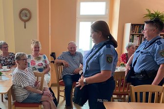 „Die Menschen machen es Dieben oft sehr einfach“ – Polizei gibt in Penig Sicherheitstipps für Sommer und Urlaub - Polizeihauptmeisterin Katrin Standke-Ulbricht (rechts) und ihre Kollegin Jana Kürschner raten dazu, Taschen eng am Körper zu tragen.