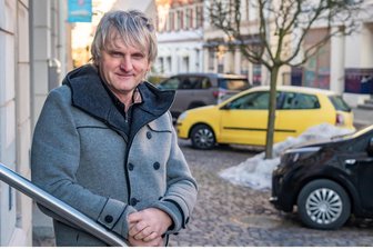 „Die Menschen machen sich Sorgen“: Olbernhau erwägt Schulden in Millionenhöhe - Bürgermeister Jörg Klaffenbach an der Inneren Grünthaler Straße. Für sie wird Geld benötigt.