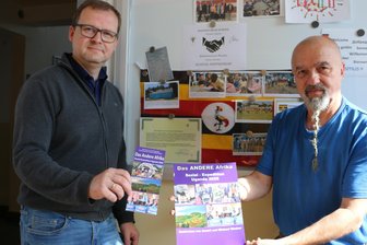 „Die Menschen sind offen und glücklich“: Warum diese Schule im Vogtland an ihren Kontakten nach Uganda festhält und wie Eltern darauf reagieren - Pausas Schulleiter Sebastian Herda (links) und Michael Rischer vor der Infotafel über Uganda und das Erasmus-Projekt der Schule Pausa.
