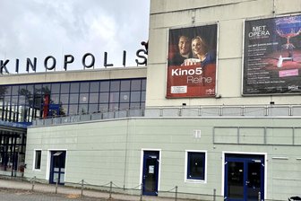 Die MET-Live-Saison startet am 18. Oktober im Kinopolis Freiberg - Das Plakat an der Kinopolis-Wand weckt Vorfreude auf die neue MET-Live-Saison.
