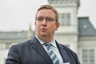 Die Meuterei von Oelsnitz: Steht OB Horn vor der Abwahl? - Mario Horn (50) vor dem Oelsnitzer Rathaus. Ist er der richtige Kapitän für ein Schiff in rauer See? 