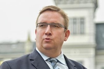 Die Meuterei von Oelsnitz - Mario Horn (50) vor dem Oelsnitzer Rathaus. Ist er der richtige Kapitän für ein Schiff in rauer See? 