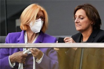 Die Ministerin an seiner Seite - Christel Scholz (l), Mutter von Olaf Scholz, und Britta Ernst, Ehefrau von Olaf Scholz, vor der Kanzlerwahl auf der Tribüne im Bundestag. 