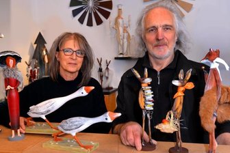 Die mit den dünnen "Manneln": Wie ein Ehepaar die Kunsthandwerker-Szene im Erzgebirge revolutionierte - Matthias und Betty Hillig mit einer Auswahl Ihrer kuriosen Figuren: Fuchs und den Hasen Eierdieb und Bücherschreck, Wildgänsen sowie zwei Windsbräuten (von rechts).