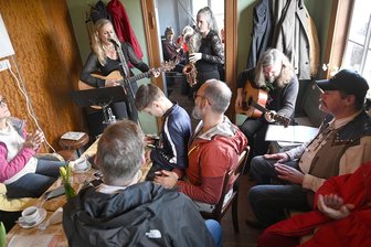 Die Mitropa von Gunzen als kleinste Bühne des Vogtlands: Musik und Bockwurst sorgen für gute Laune - Das Trio SuSun aus Plauen mit Susann Schmidt (links), Susan Ortelt und Steve Schubert.