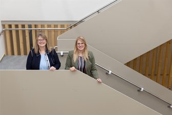 Die Möbel sind drin: Letzte Etappe bei Oberschul-Neubau im Erzgebirge - Beim Bau der Freien Oberschule Geyer ist die letzte Etappe im Gang. Im Bild: Schulleiterin Nancy Schlosser (r.) und Madeleine Schlosser, Geschäftsführerin des freien Bildungsträgers IAJ.