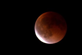 Die Mondfinsternis im Vogtland beobachtet: „Der sieht doch aus wie ein Schweizer Käse“ - Die Mondfinsternis wird zum schönen Farbschauspiel: Den Augenblick, wie das Gestirn vom Erdschatten verdunkelt wir,d hat Sternwartenchef Olaf Graf festgehalten.