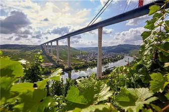 Die Monsterbrücken - Sie verbindet den Hunsrück mit der Eifel - und damit die Benelux-Staaten mit dem Rhein-Main-Gebiet: die 1,7 Kilometer lange und bis zu 160 Meter hohe Hochmoselbrücke. Das monumentale Bauwerk, das man im Moseltal aus vielen Kilometern Entfernung sieht, wird bundesweit die Nummer zwei unter den Straßenbrücken sein: Nur noch die Kochertalbrücke - maximale Höhe 185 Meter - in Baden-Württemberg überragt sie. 