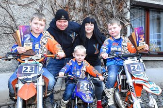 Die motorsportverrückten Pampels: Wenn das Hobby den Urlaubsplan diktiert - Toni Pampel und Ehefrau Melanie mit ihren Söhnen Finn, Theo und Arne (von links). Vater Toni hat den Motorsport-Bazillus auf die gesamte Familie übertragen.