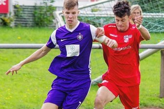 Die Mühen haben sich gelohnt: Waldenburger wird Profi - Finn Hetzsch (links) wird kommende Saison von der U-19-Mannschaft des FC Erzgebirge Aue - hier im Spiel gegen Erfurt - komplett in die Drittliga-Mannschaft des Vereins aufrücken. 