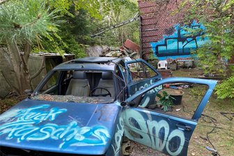 Die Müll-Villa von Lengenfeld - „wer weiß, was dort noch zum Vorschein kommt“ - Die Natur holt sich Stück für Stück zurück, was ihr gehört. Doch die versteckt liegende Dornröschen-Immobilie zieht immer wieder ungebetene Gäste an. Erst jetzt war die Polizei nach einem Hinweis wieder dort.