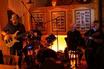 Die Mundharmonika ist Trumpf - Die traditionelle Live-Nacht: The Dust Behind (Der Staub dahinter) spielte im Klingenthaler Sportlerwirt. Die 2004 gegründete Formation hat beim Klingenthaler Festival fast schon den Status einer Hausband.