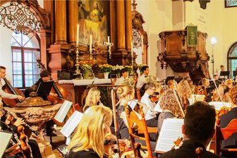 Die Musik spielt dieses Jahr für das Förderzentrum Flöha - Die Junge Philharmonie Augustusburg - hier beim Eröffnungskonzert des Augustusburger Musiksommers 2021 in der Stadtkirche, werden das diesjährige Weihnachtskonzert gestalten. Foto: Hendrik Jattke/Archiv