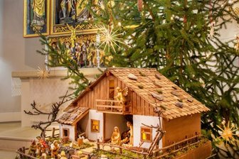 Die Mutigen und die Dankbaren - In der Georgenkirche in Flöha ist der Altarraum mit Weihnachtsbaum und Krippe schon vorbereitet. Superintendent Rainer Findeisen und Team laden an Heiligabend um 14, 15.30 und 17 Uhr zur Christvesper. 