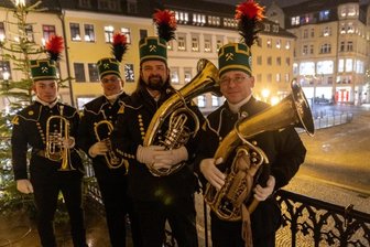 Die Mutmacher vom Rathausbalkon - Volker Kies, Maik Sadler, Yvonne Werner und Lucas Richter (von rechts) gehören zu den Musikern aus den Reihen des Bergmusikkorps "Frisch Glück" Annaberg-Buchholz/Frohnau, die ihre Instrumente Abend für Abend eine Stunde lang vom Annaberger Rathausbalkon aus erklingen lassen.