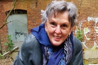 Die Mutter der Kompanie: Marion Schröder wird 70 - Das steckt viel Leben drin - in Marion Schröder genauso wie in der vermoosten Garnrolle, die sie vor zwei Jahren auf der Oelsnitzer Halbmond-Brache entdeckte und mit nach Hause nahm. Aus dem alten Garn sprießt vor Marion Schröders Haustür inzwischen ein junger Pflaumenbaum. 