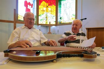 Die Muzis aus Mülsen: Mit 170 Lenzen das wohl älteste Musikerduo in Westsachsen - Die „Muzis” - das sind Zitherspieler Horst Schubert und Dieter Maser, der Mundharmonika spielt und singt.