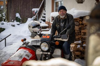„Die MZ-Tradition soll nicht vergessen werden“ – Erzgebirger unterwegs zum Wintertreffen der Motorradfahrer - Für Claus Uhlmann aus Dorfchemnitz ist das Fahren mit dem Gespann ein Lebensgefühl.