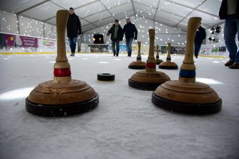 „Die Nachfrage ist enorm groß“: Eisstockschießen der Hit auf Eisbahnen im Vogtland - Ziel beim Eisstockschießen ist es, innerhalb eines Spielfeldes,so nah wie möglich viele Eisstöcke an eine Zielscheibe zu platzieren.