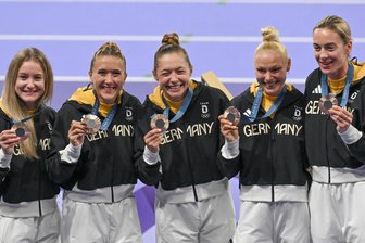 Die Nachwehen von Paris 2024: Auch die Olympische Bronzemedaille von Sprinterin Rebekka Haase ist von Qualitätsmängeln betroffen - Der perfekte Glanz der Bronzemedaille hielt nur ein paar Tage: Rebekka Haase (2. von links) mit der deutschen 4x100-Meter-Staffel bei den Olympischen Spielen 2024 in Paris.