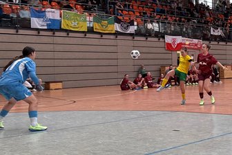 Die Nachwuchsfußballerinnen von RB Leipzig und Chemnitzer FC sichern sich im Vogtland die Hallenpokale - Im Halbfinale des Leistungsvergleichs musste sich die gastgebende SpG Neustadt/Jößnitz/Erlbach (gelbe Trikots) dem späteren Sieger RB Leipzig geschlagen geben.