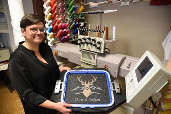 Die „Nadelmalerin“ aus dem Vogtland: Wie eine kleine Stickerei einen Volltreffer landet - Cornelia Zenker, Inhaberin der Firma Meinels Stick in Hammerbrücke, hat das Label „Nadelmaler“ entwickelt. Sie bestickt beispielsweise Taschen individuell mit Namen.