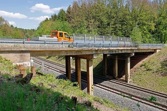 Die nächste lange Sperrung der B 180 bei Hohenstein-Ernstthal steht vor Tür - Die Brücke, auf der die B 180 über die Bahnlinie führt, muss erneuert werden.