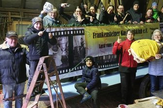 Die Narren treibt es an die frische Luft - In Frankenstein haben die Karnevalisten den Straßenumzug vorbereitet. Am Sonntag wurden die Festwagen geschmückt.