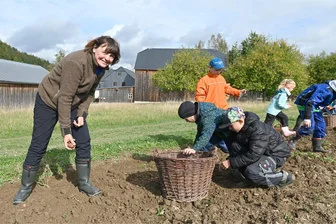 „Die Natur ist meine Welt:“ Sie verstärkt das Museumsteam im Vogtländischen Freilichtmuseum - Peggy König möchte mit ihrer Arbeit Kinder für das Landleben begeistern.