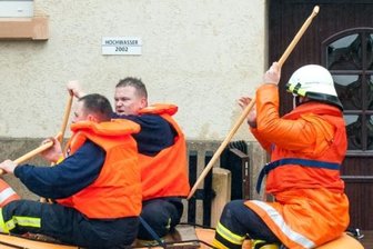 Die Natur zeigt ihre Kraft -  Feuerwehrleute im Hochwasser in Penig. 