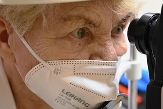 Die Netzhaut stirbt schleichend - Schicht für Schicht: Mithilfe des OCT wird die Netzhaut von Brigitte Friedrich in der Chemnitzer Augenklinik untersucht und analysiert.