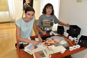 Die Neuberin gibt‘s jetzt auch als Mosaik - Sophie und Wenzel Grund vom Goethe-Gymnasium Reichenbach beim Puzzeln am Neuberin-Mosaik.