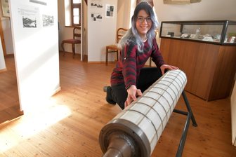 Die neue Chefin im Museum Brand-Erbisdorf: Was den Hansa-Keks mit dem „Huthaus Einigkeit“ verbindet - Im Museum „Huthaus Einigkeit“ in Brand-Erbisdorf ist jetzt Raila Röhricht die neue Leiterin. Ihr Lieblingsausstellungsstück: die große Hansakeks-Rolle, ein Stück Industriegeschichte der Stadt.